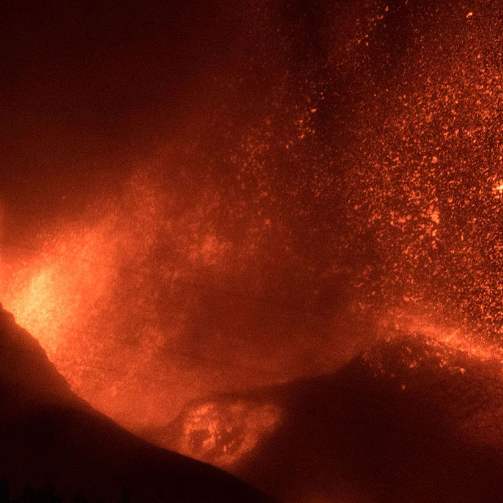 Live Volcano Eruption Continues On La Palma In Spain S Canary Islands