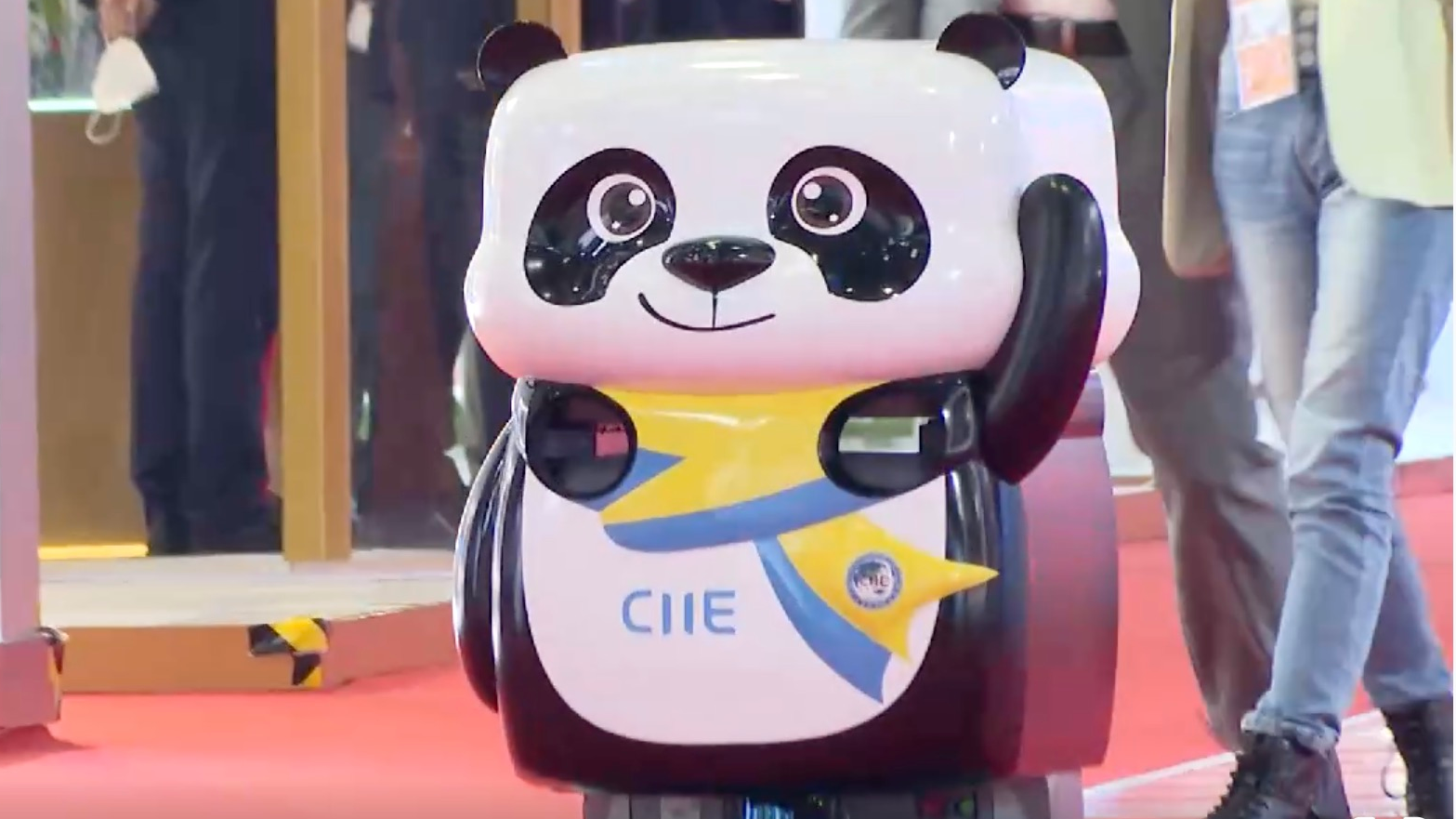 2022년 11월 9일 중국 동부 상하이에서 열린 중국 국제 수입 박람회(CIIE) 2022에서 세계 최초의 멀티태스킹 로봇 주유소가 공개되었습니다. /CMG