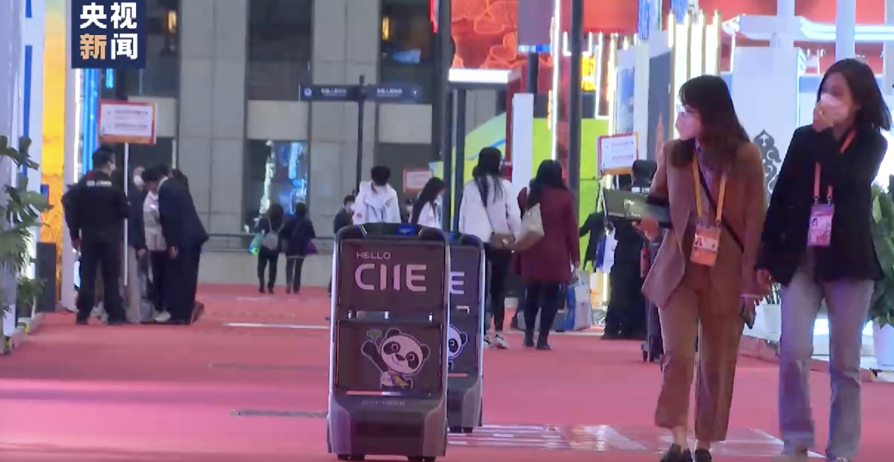 자율 기술로 설계된 세계 최초의 멀티태스킹 로봇 주유소가 2022년 11월 9일 중국 동부 상하이에서 열리는 중국 국제 수입 박람회(CIIE) 2022에서 첫선을 보입니다. /CMG