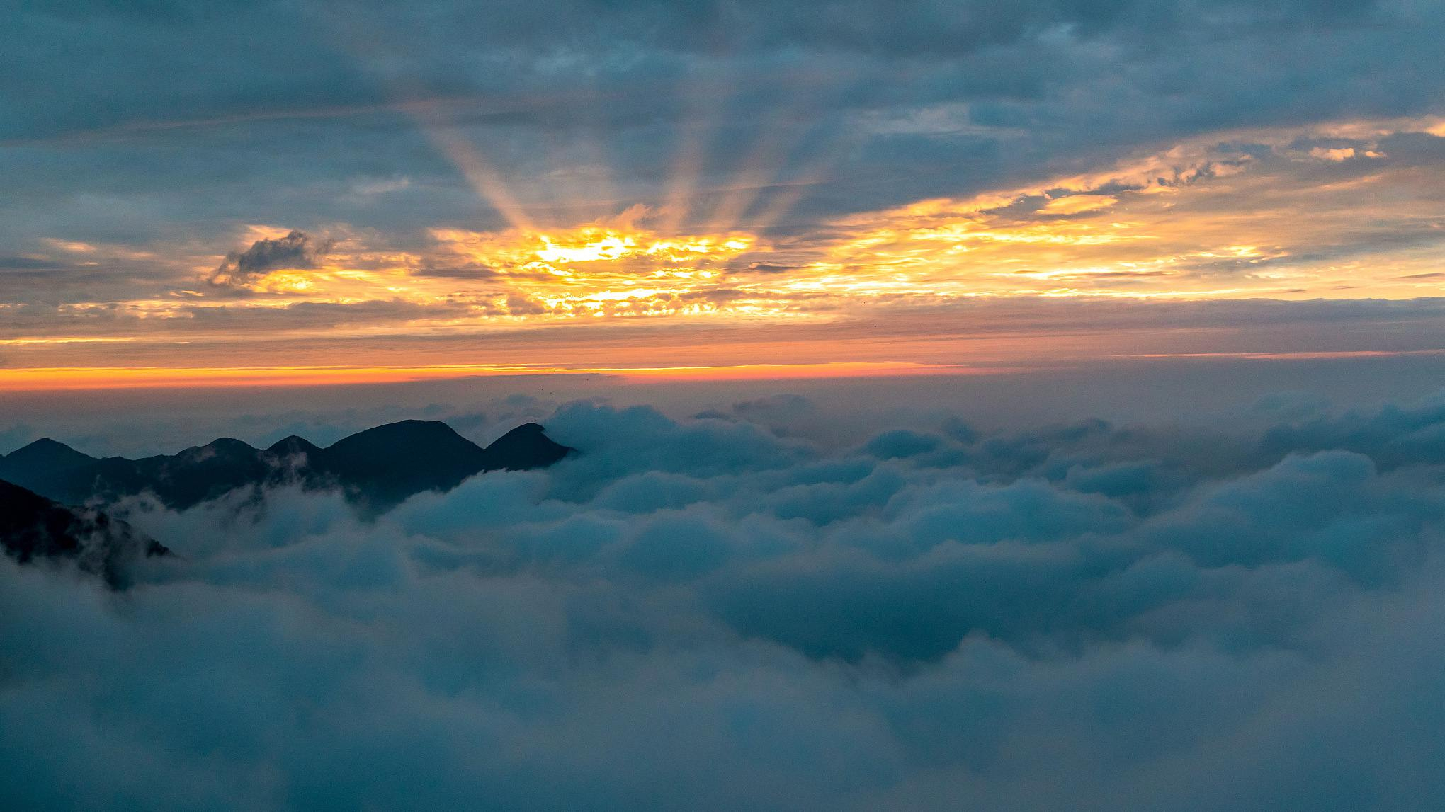 magnificent sunglow shines in sw china"s chongqing