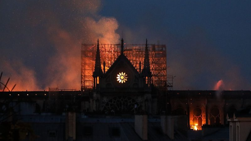 Firefighters douse flames rising from the roof at Notre-Dame Cathedral in Paris, France, April 15, 2019. /VCG
