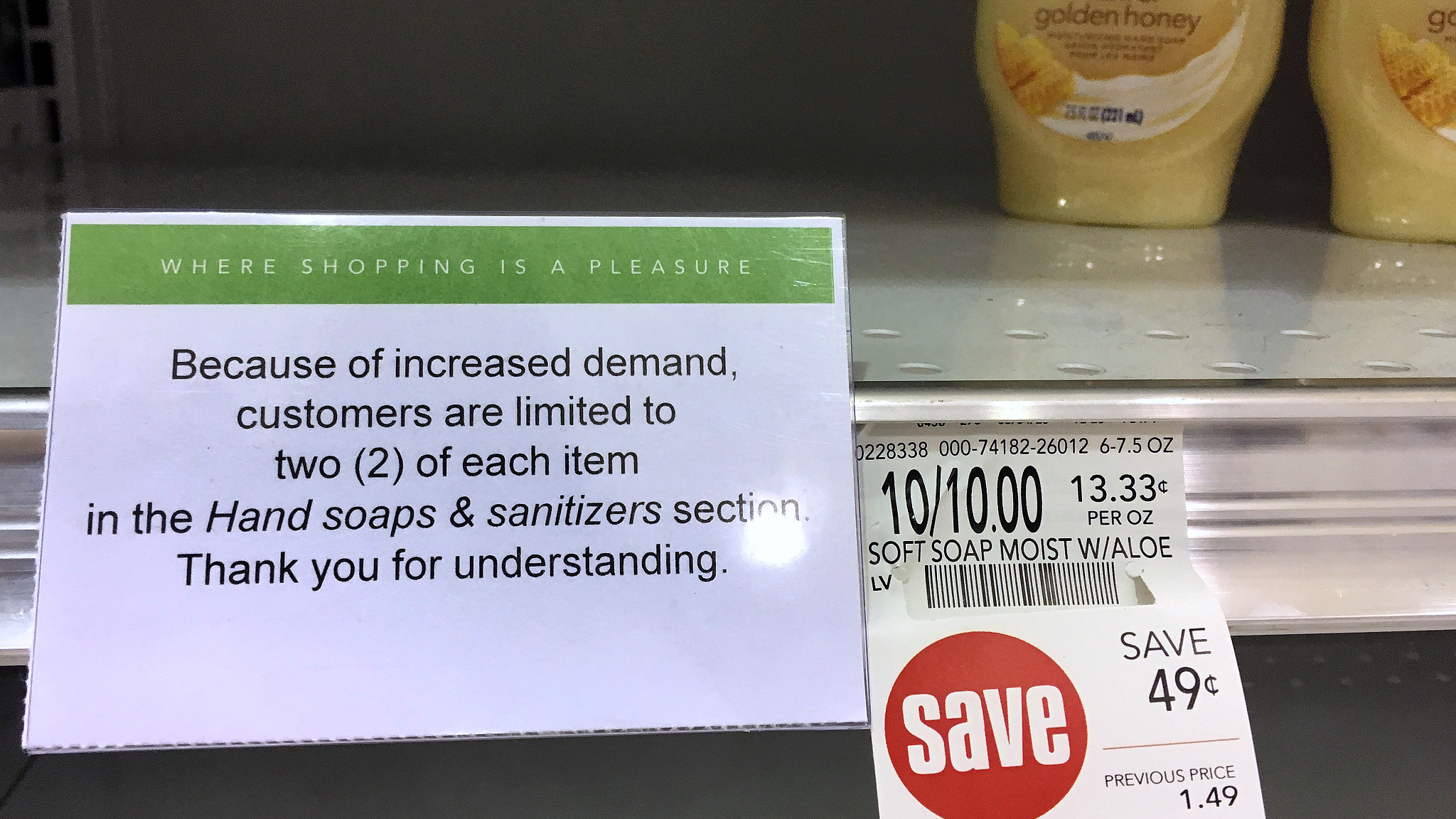 Empty shelves at a Publix supermarket in Orlando, Florida, as people stock up on hand sanitizer and other personal hygiene products due to COVID-19, March 11, 2020. /CFP