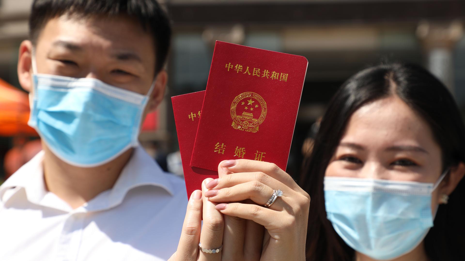 2020520-a-popular-day-for-marriage-registration-cgtn