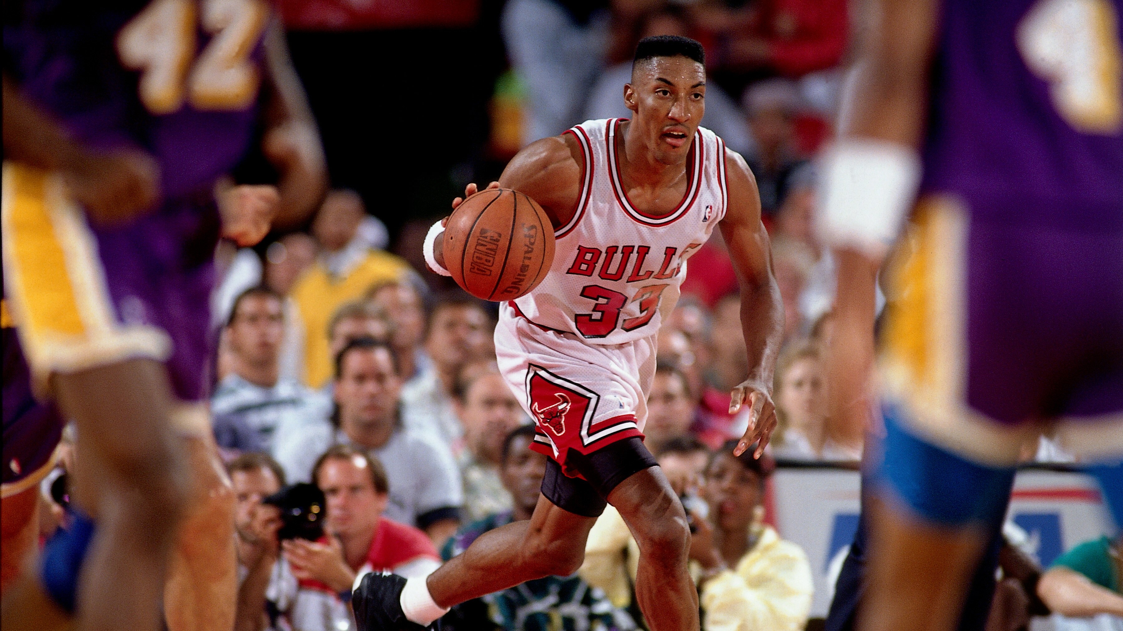 Chicago Bulls give Scottie Pippen a new deal in 1991