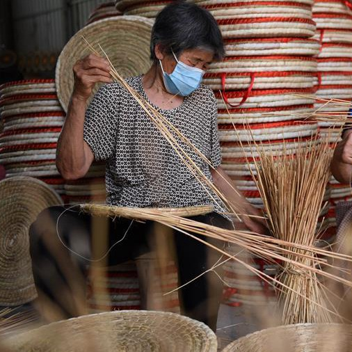 Villagers in E China county turn wheat straws into art - CGTN