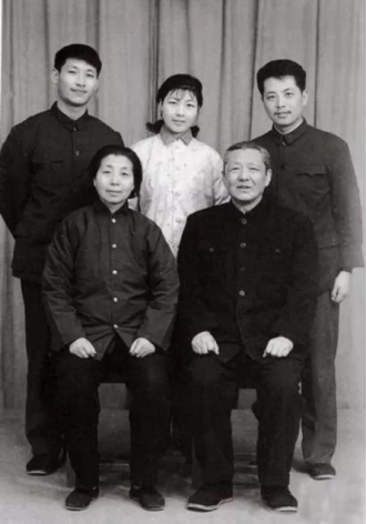 Father's_Day:_What_has_Xi_Jinping_learned_from_his_father?