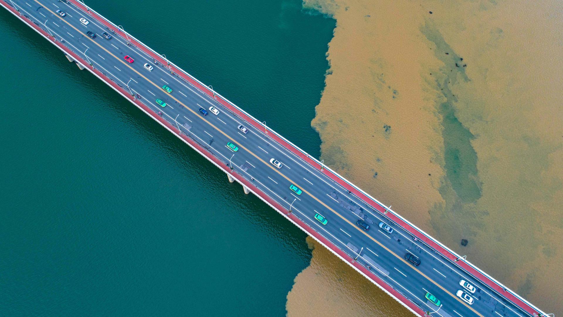 Two rivers meet but don't mix! CGTN