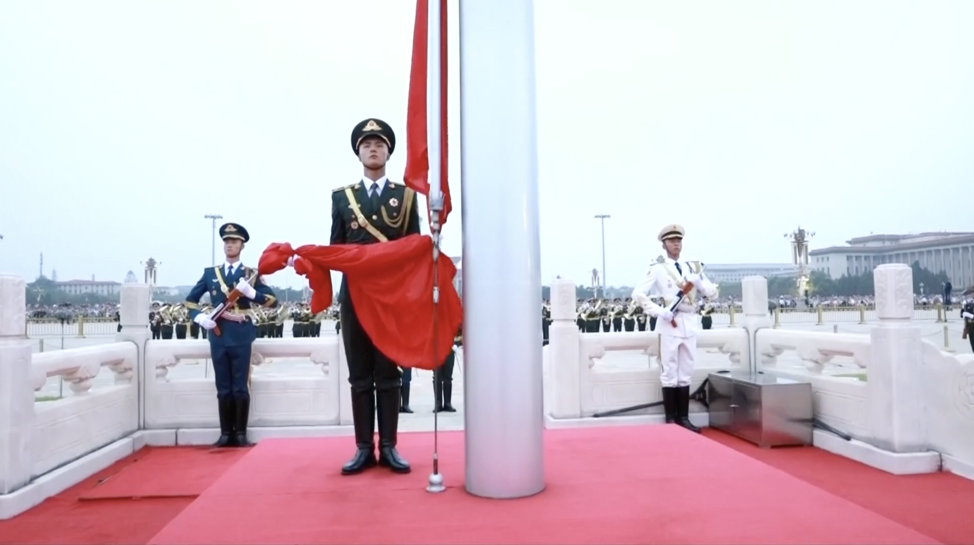 Ритуал подъема и спуска флага. Церемония поднятия флага на Тяньаньмэнь. Церемония выноса Знамени. Поднятие флага КНР. Церемония поднятия флага в Китае.