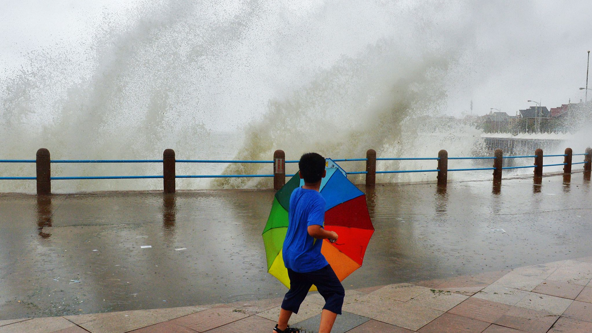 Typhoon roars through coastal Shandong Province, China, July 23, 2018. /CFP