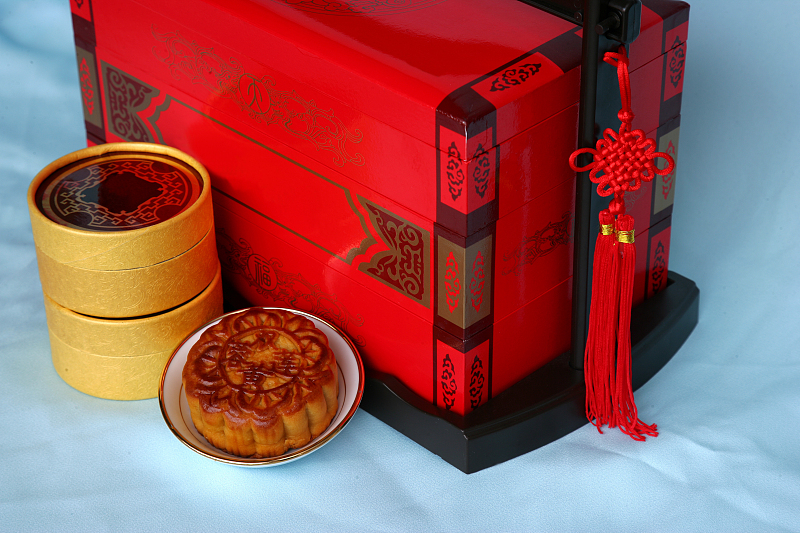 How did elaborate mooncake packaging become a problem in China? - Retail in  Asia