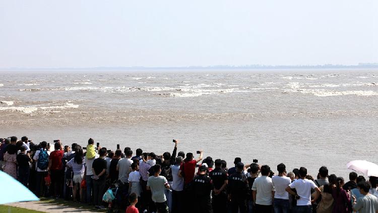 tidal bore in china