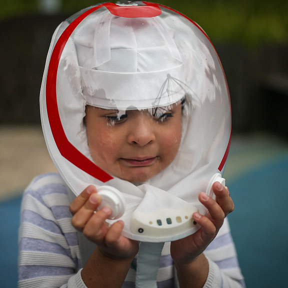 'Bubble' helmets to protect people from virus CGTN