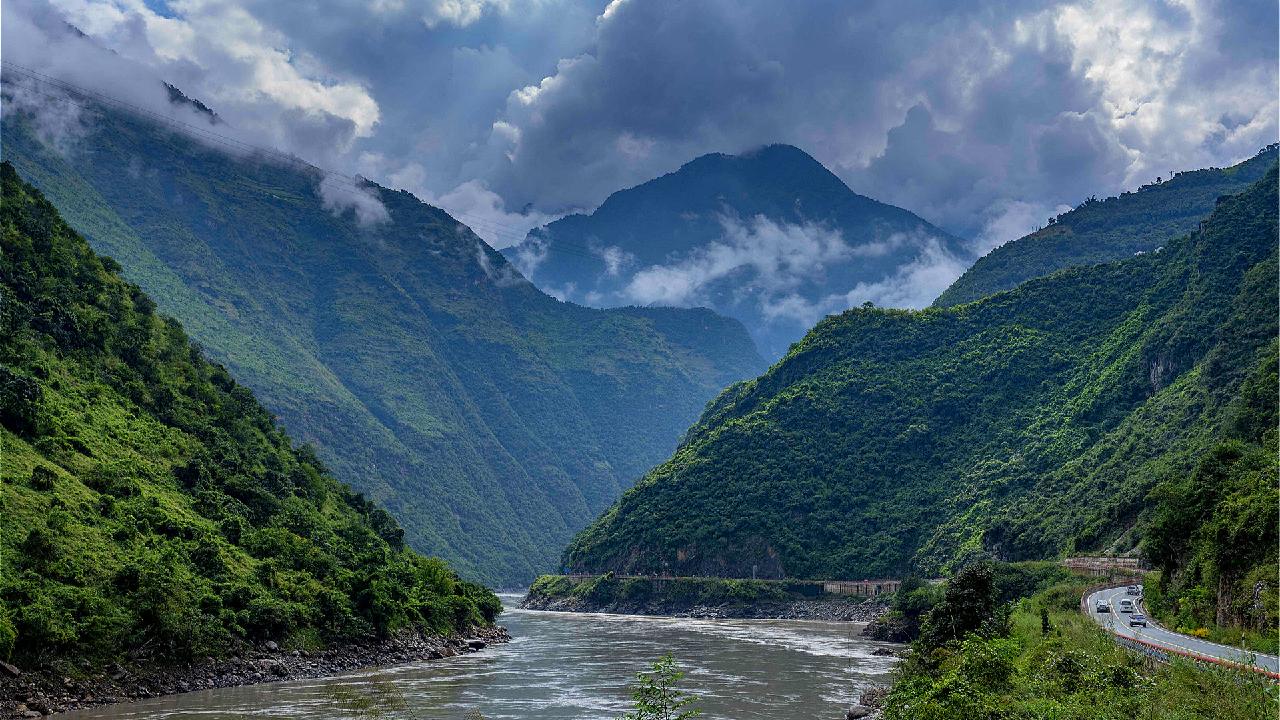 Юньнань пайретс ляонин уорриорз. Юннань Байао. Nujiang. Горы Иу. Китай река лугу.