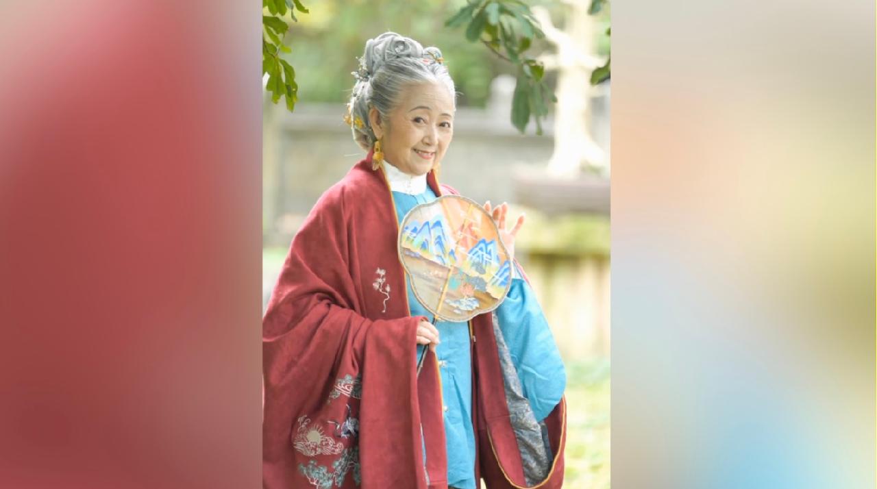 76-year-old grandma wears traditional Chinese Hanfu - CGTN