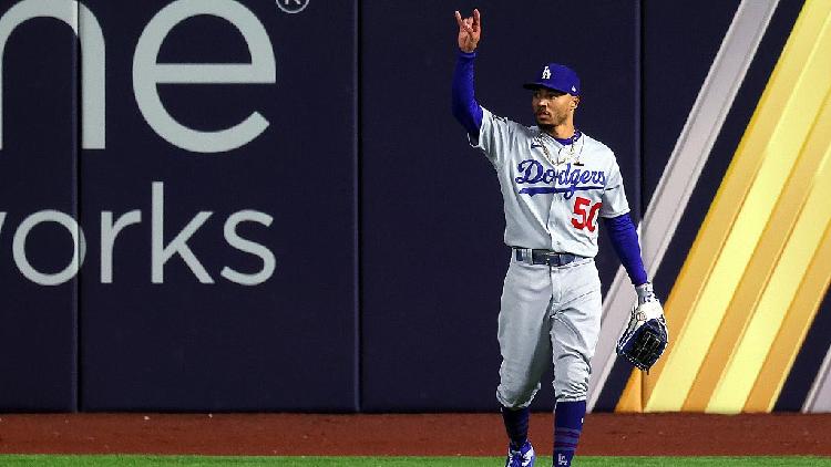 Dodgers Mookie Betts wins 6th Gold Glove Award in right field