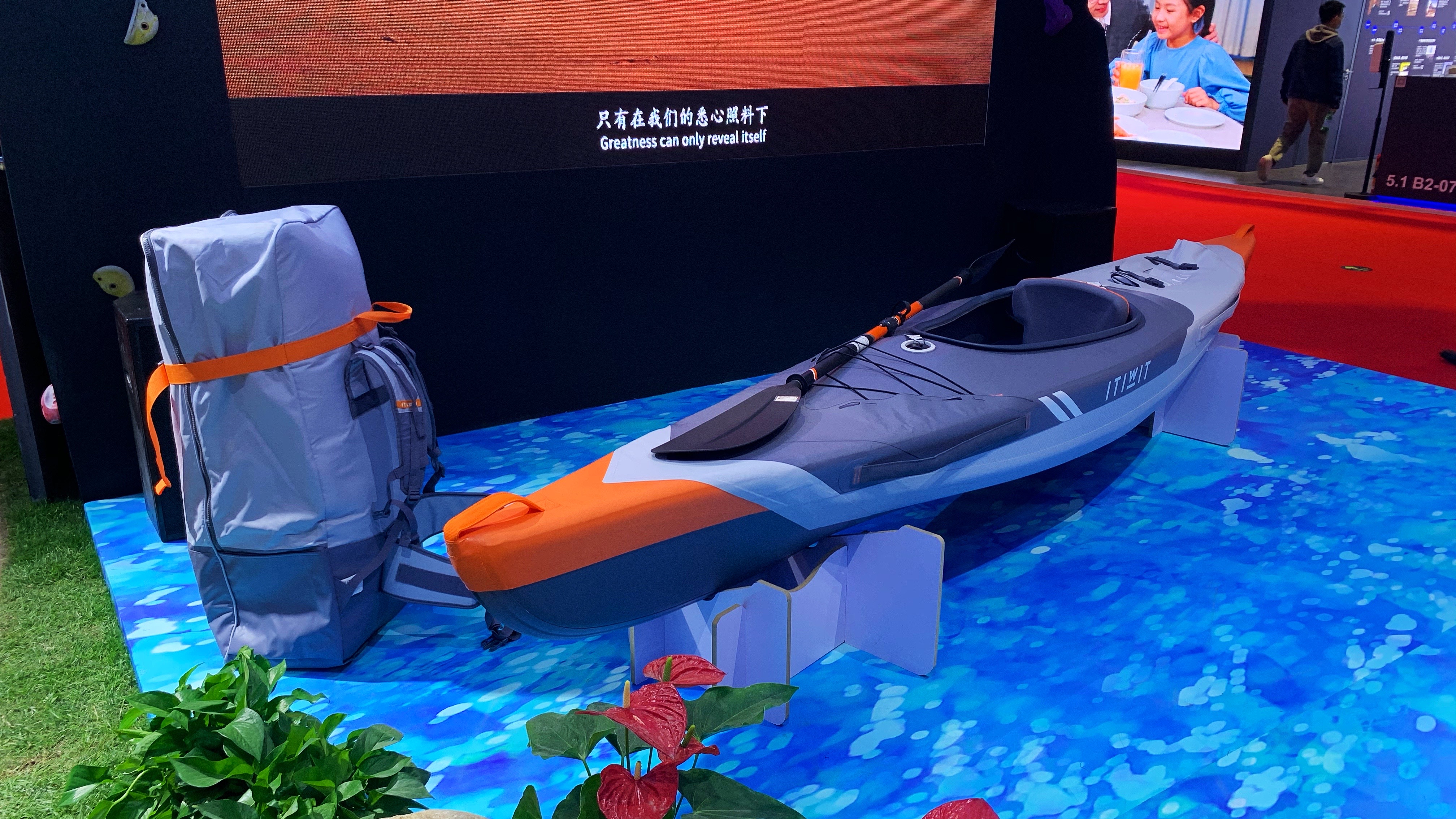 Pack a getaway boat on your back: displays collapsible kayak - CGTN