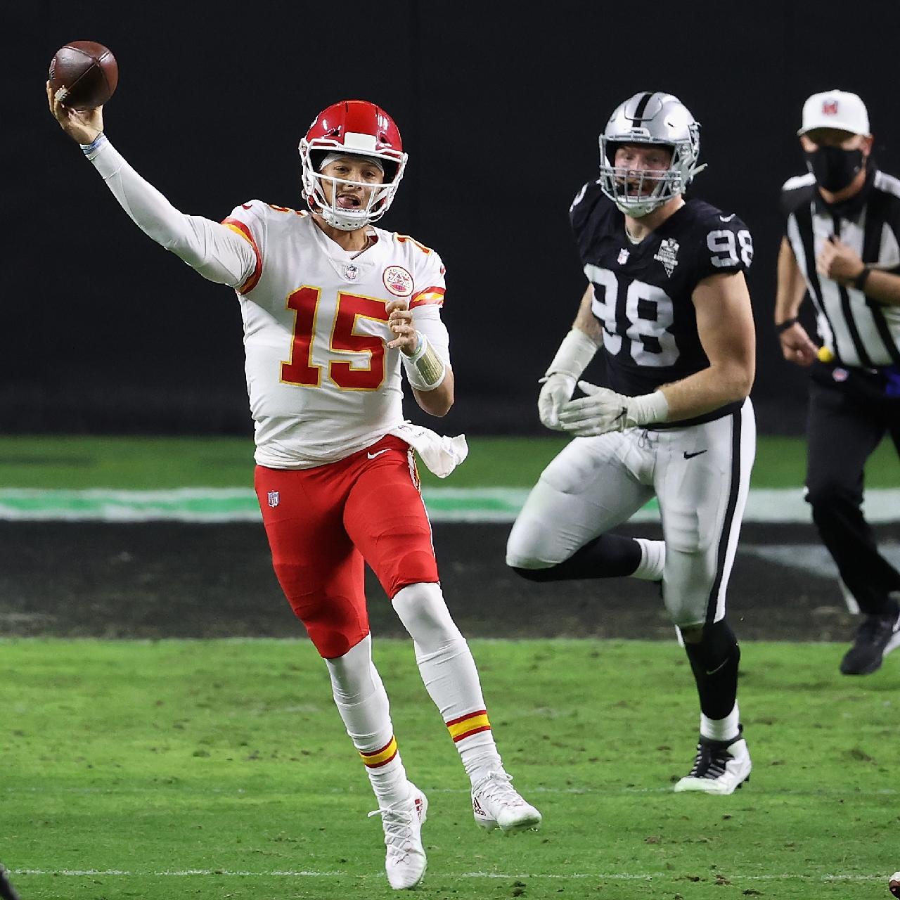 Mahomes hits Kelce in last minute, Chiefs edge Raiders 35-31 - The San  Diego Union-Tribune