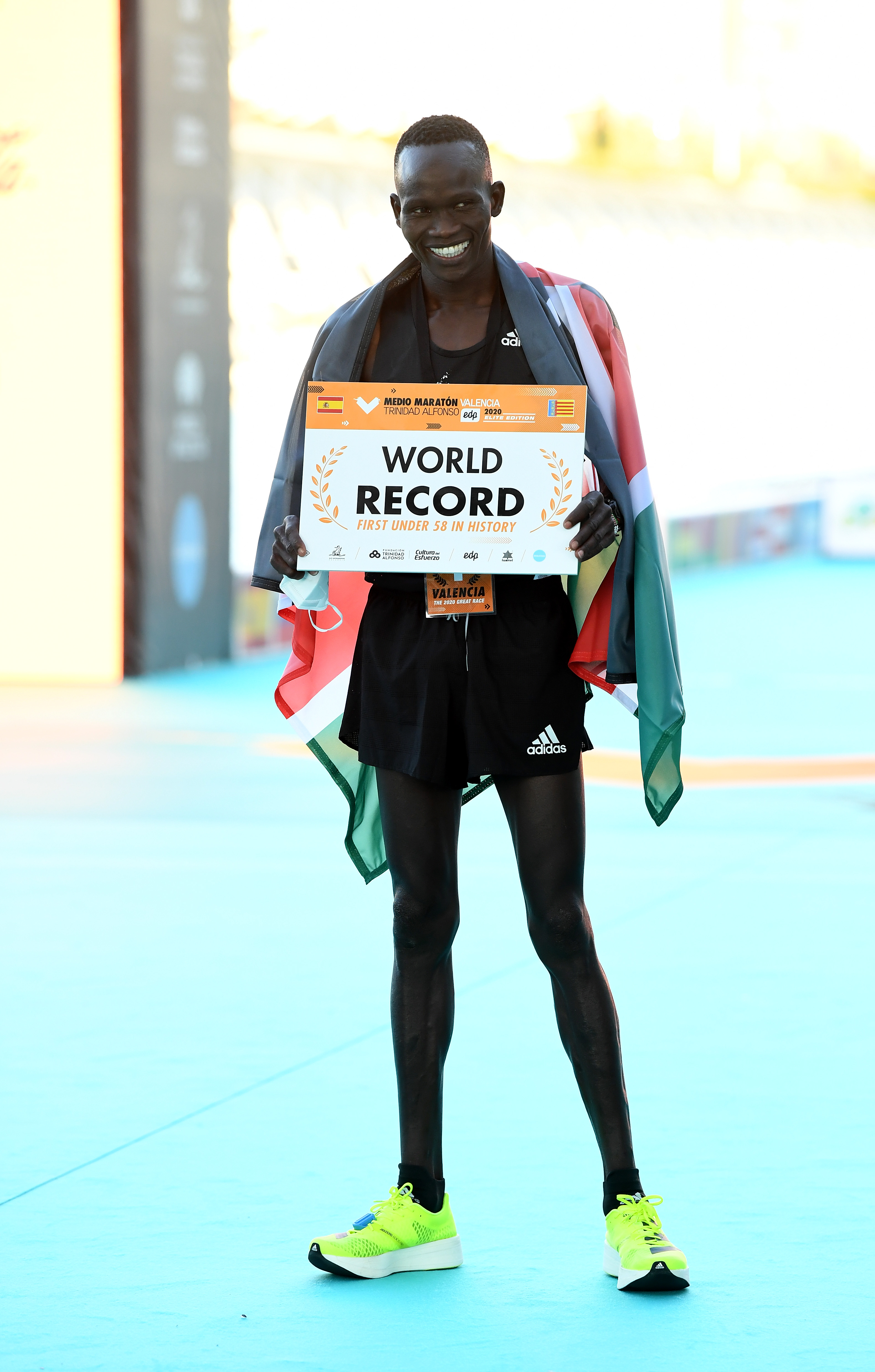 policy caravan Hopefully Four athletes break half marathon world record together - CGTN