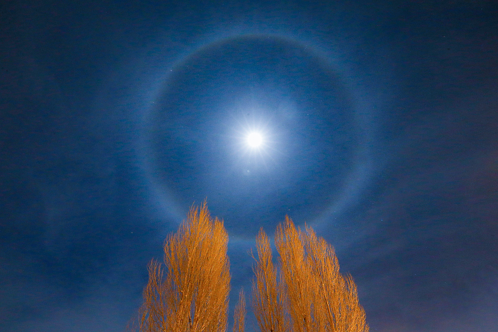 A Strange ring around the Moon??!! - Observing - Discussion - Stargazers  Lounge