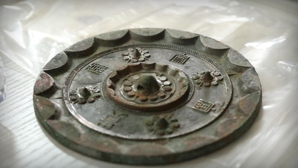 Se han descubierto más de 2.000 años de espejos de bronce en una tumba en el noroeste de China