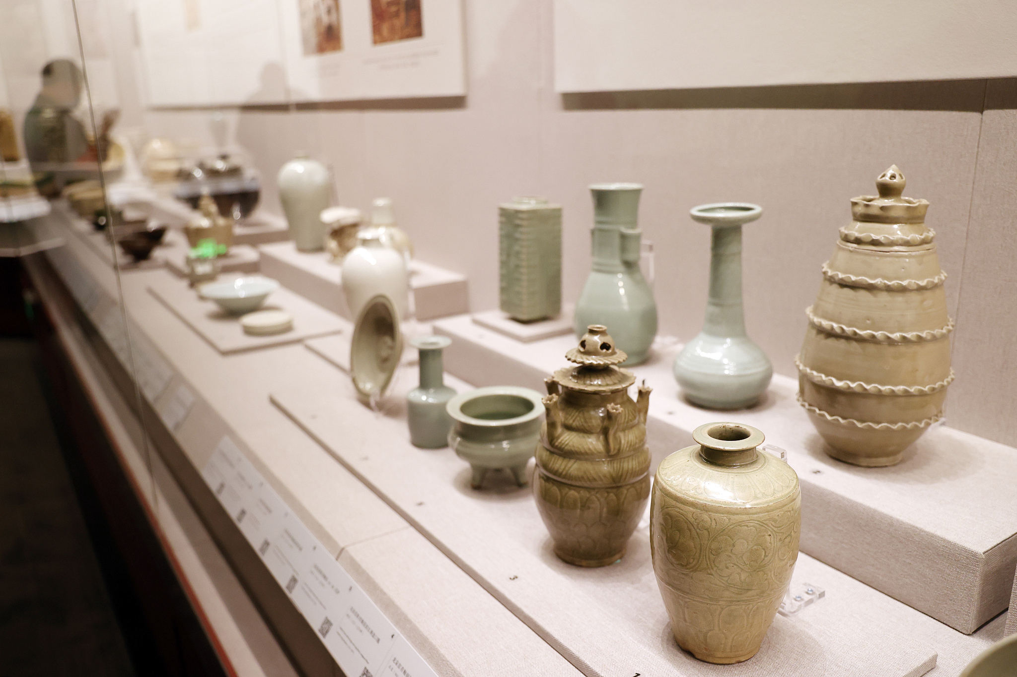 Palace Museum's Ceramics Gallery reopens, 1,000 artifacts on display CGTN