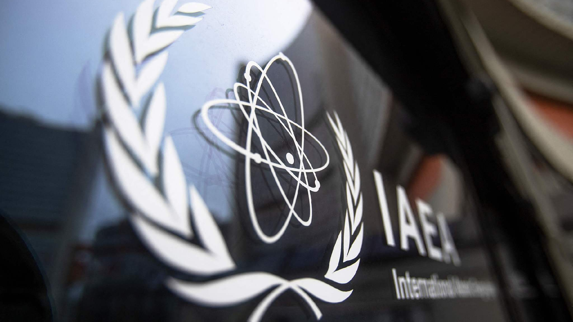 Магатэ фото символа на черном фоне. Магатэ. Уважение к собеседнику. Благодаря диалогу. Деловое общение.