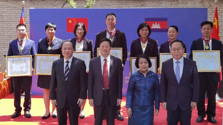 Cambodia awards Chinese medical experts with friendship medals - CGTN