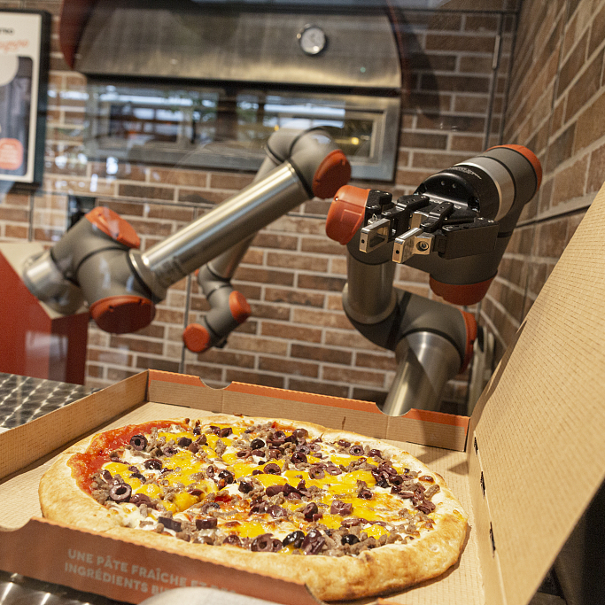 Pizza-making robot debuts in Paris - CGTN