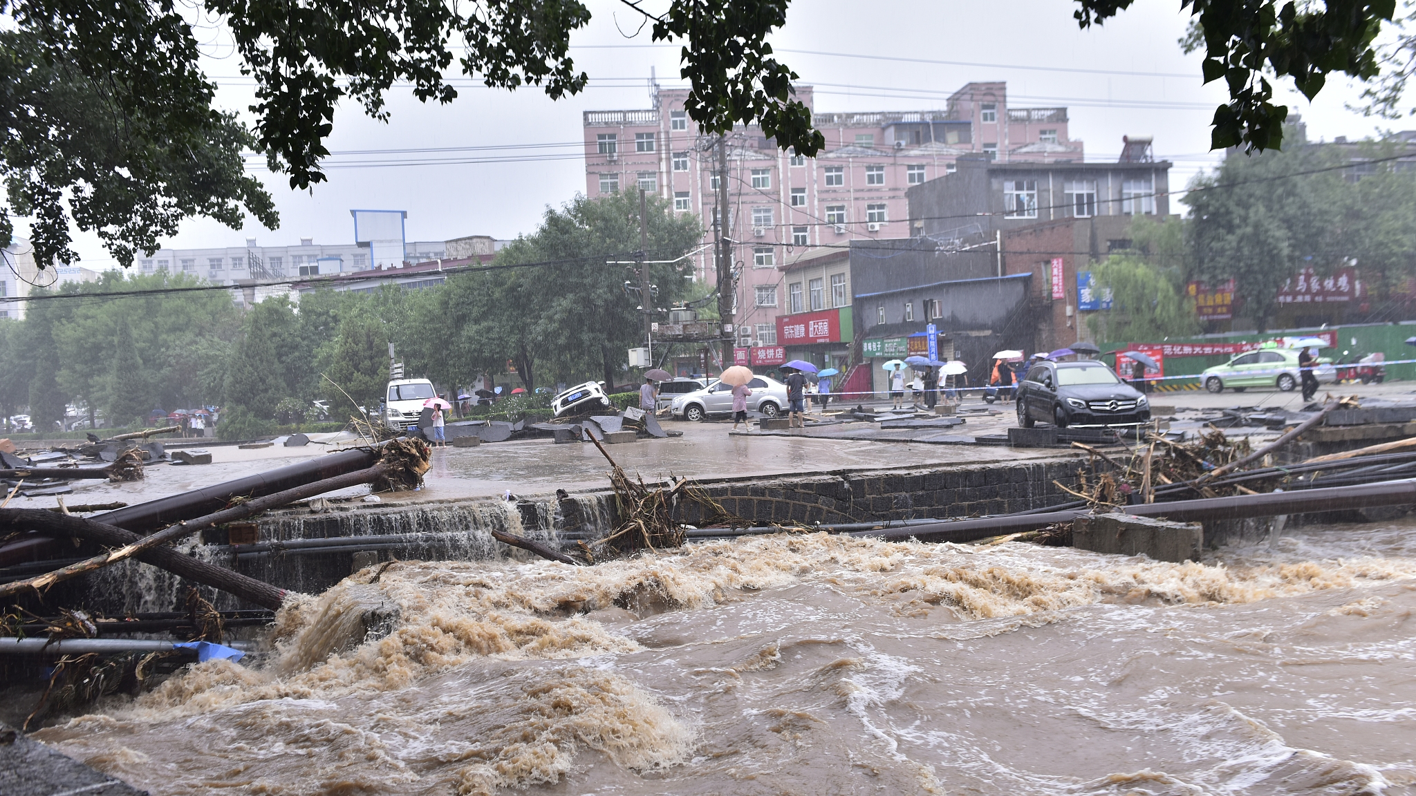 Flood happened. Наводнение в Хэнань. Наводнение в Китае 2021. Чжэнчжоу наводнение. Наводнение в Китае 2020.