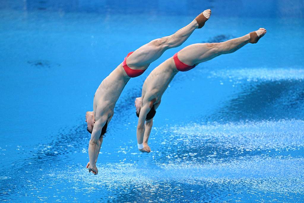 Xie Siyi/Wang Zongyuan of China compete in men's synchronized 3m sprin...