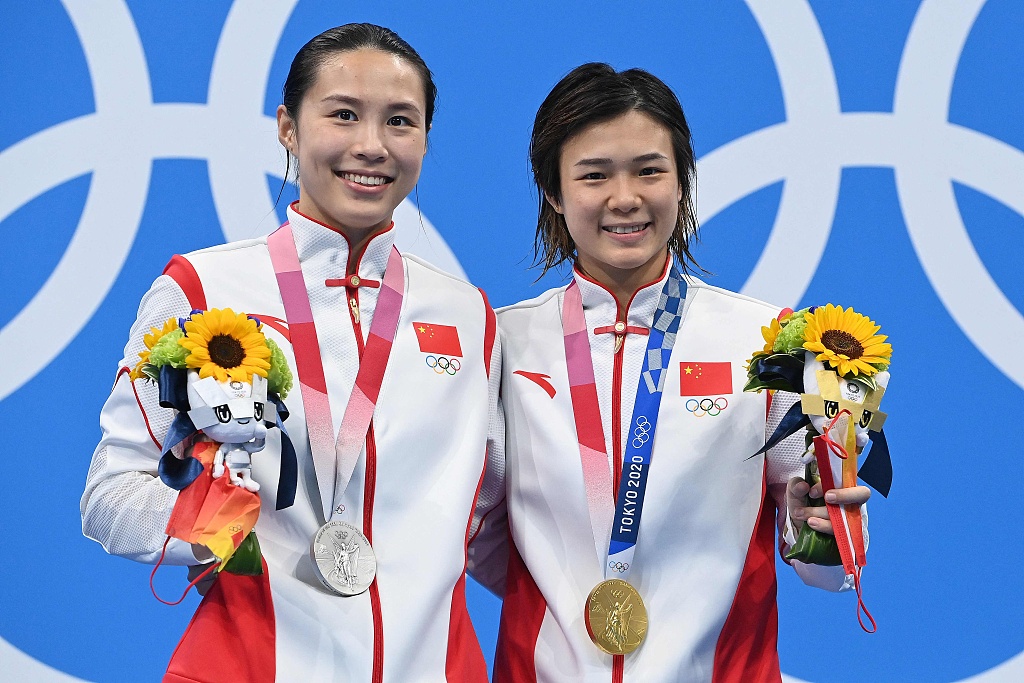 Quan Hongchan: China's diving duo wins 10m platform gold and silver