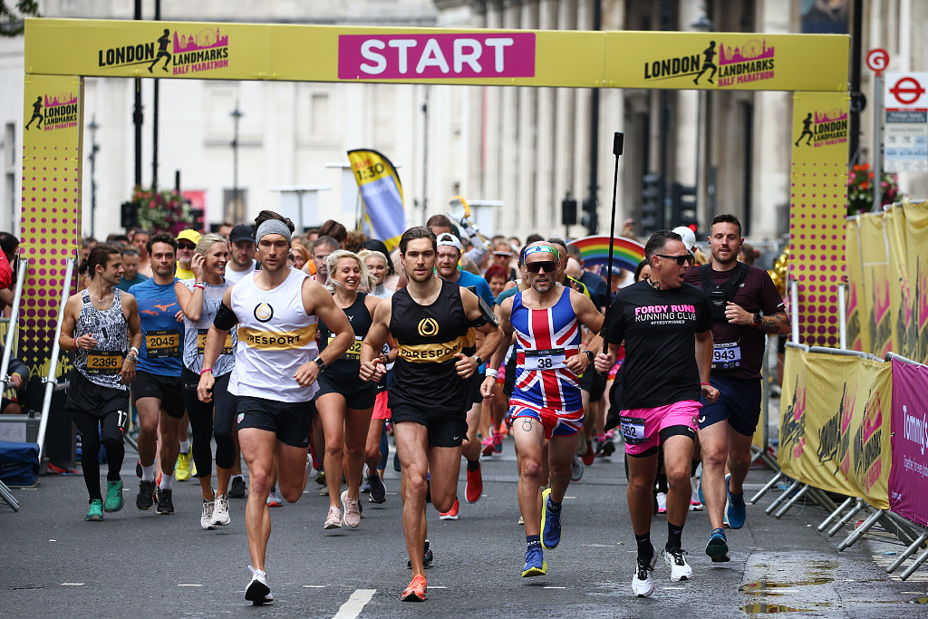 Thousands participate in London half marathon CGTN