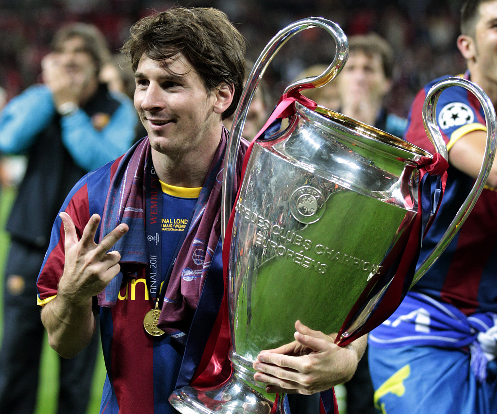 Messi Lifts The Champions League Trophy Lionel Messi Messi Messi Photos Gambaran