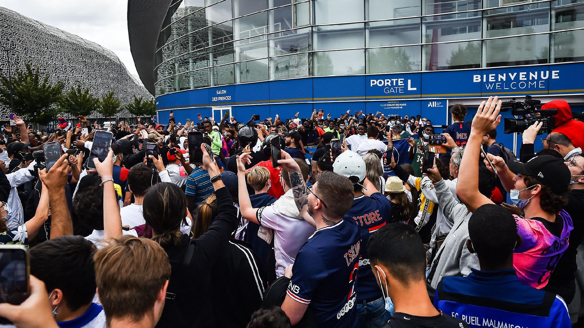 Messi fans queue from metro station to buy PSG shirt at club shop