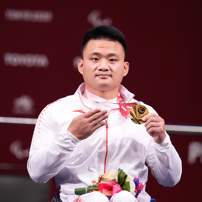 Chinese powerlifting gold medalist Liu Lei sets example for his son - CGTN