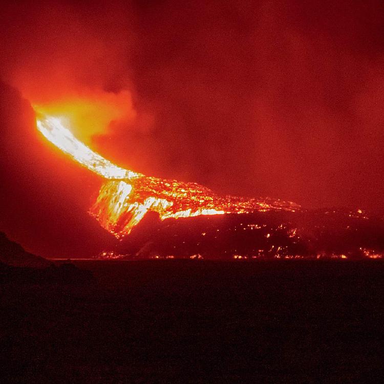 Live: Lava gushes from crater in Spain's La Palma Island - CGTN