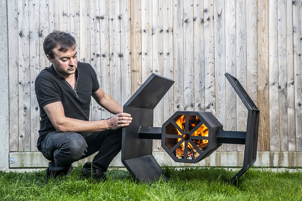 https://news.cgtn.com/news/2021-11-03/Man-crafts-fire-pit-inspired-by-Star-Wars-TIE-Fighter-14T3AUaR7qw/img/49894a4e33814a459c8de374e037fa3d/49894a4e33814a459c8de374e037fa3d.jpeg