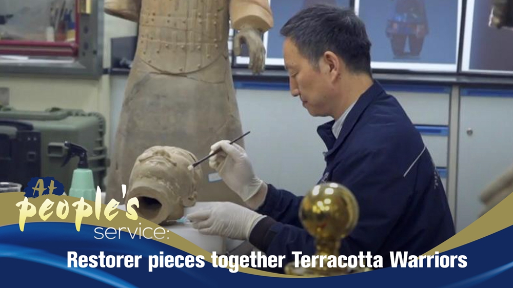 Restorer pieces together Terracotta Warriors