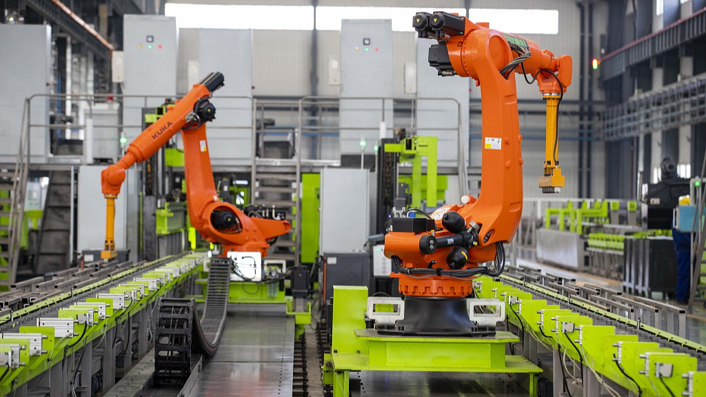 Robots sorting materials in a smart factory in Changde City, central China's Hunan Province, October 25, 2021. /CFP