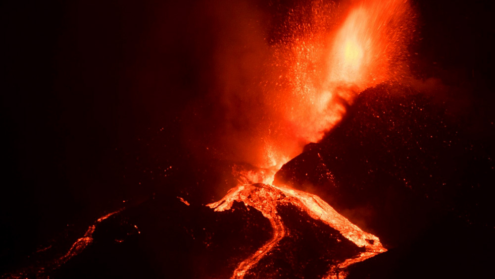 Live: Volcano on Spain's La Palma Island spews lava and ash - CGTN