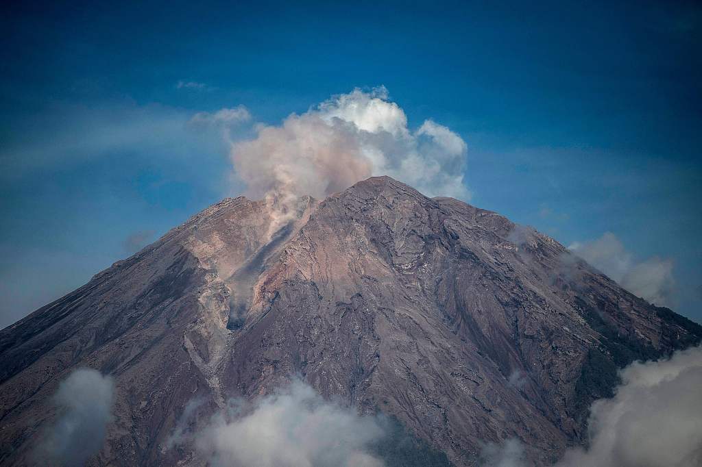 Indonesian volcano Mt. Semeru on alert level after eruption - CGTN