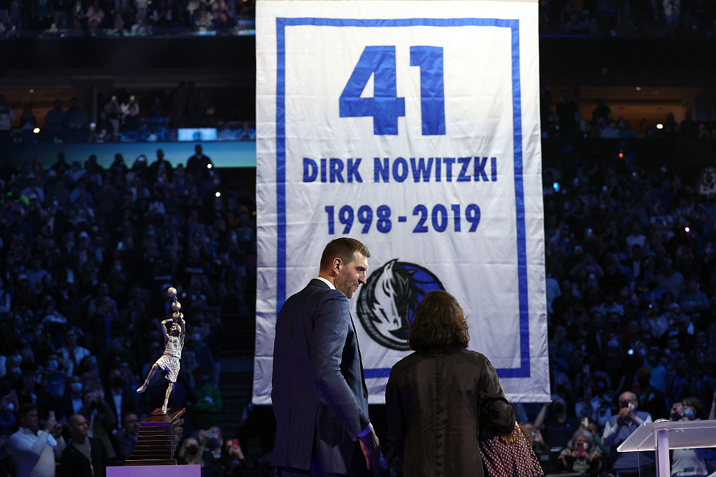 Mavs retire Nowitzki's 41 after win over Curry, Warriors