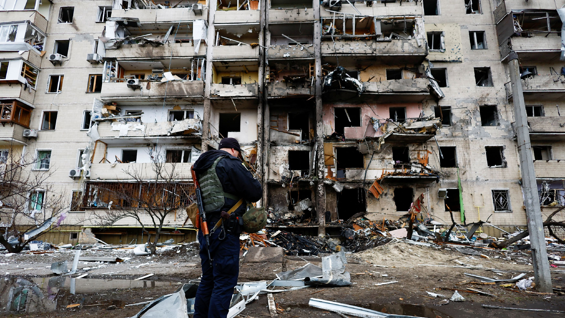 Взорванный дом. Взрывы в Киеве. Взрывы домов в Украине. Бомбят украину 24