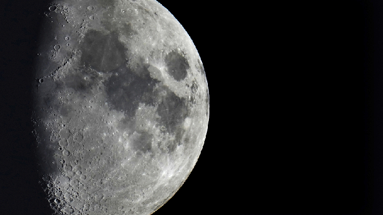 Ekspert mówi, że szczątki rakiet uderzające w powierzchnię księżyca są nieszkodliwe