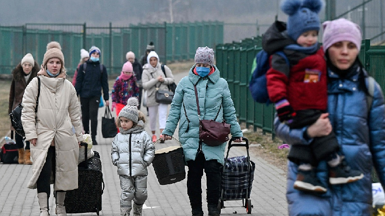 Live: Ukrainian refugees continue to pour over the border into Poland ...