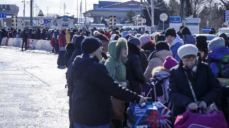 Live: Ukrainian refugees cross into Romania - CGTN