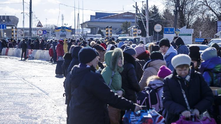 Live: Refugees cross border into Romania - CGTN