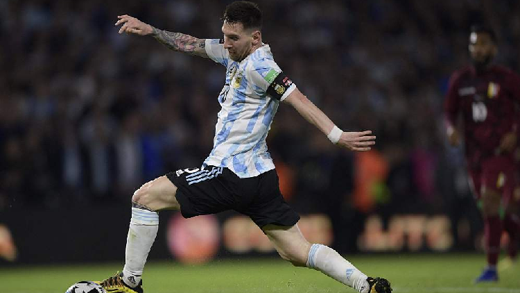 Messi anota en la vuelta de Argentina en el triunfo 3-0 sobre Venezuela