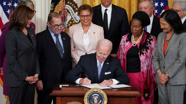 Biden signs police order on second anniversary of George Floyd's death ...