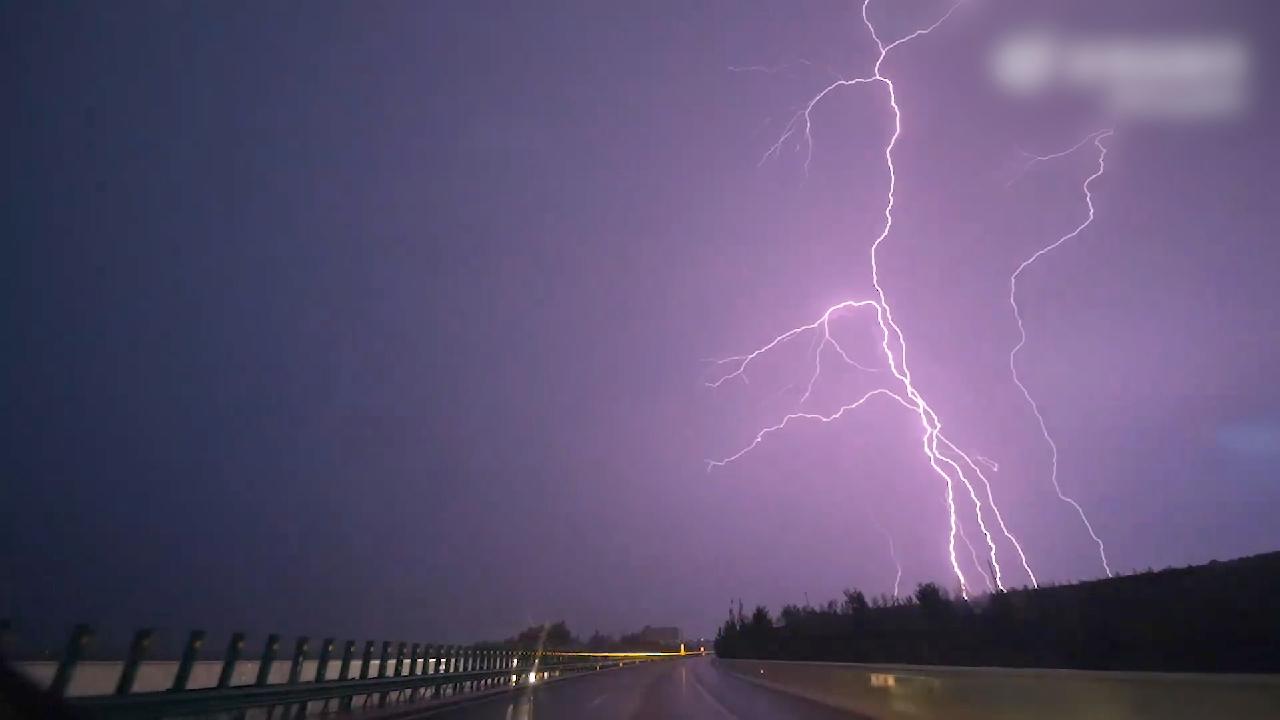 Upward lightning outbreak makes seven bolts of lightning shot into sky -  CGTN